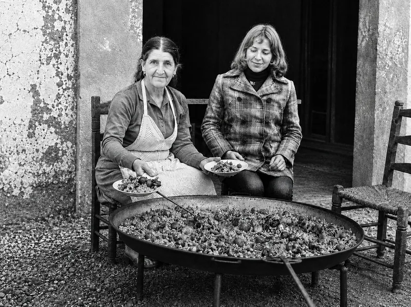 Elena and her abuela with the paella pan